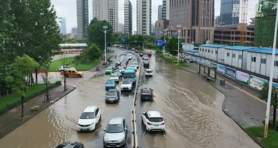 ▲受暴雨影响，江西省南昌市区多处出现内涝，道路被淹。图片来源：新华网客户端