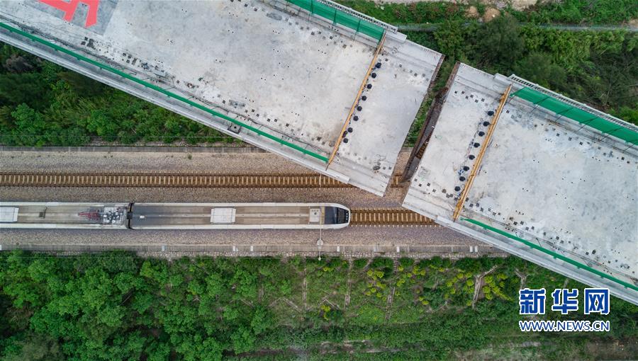 （经济）（6）新建福厦铁路西溪特大桥跨杭深铁路转体梁成功转体