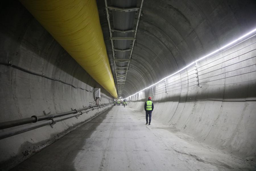 国内最长的高速公路隧道天山胜利隧道出口端服务隧道掘进破千米