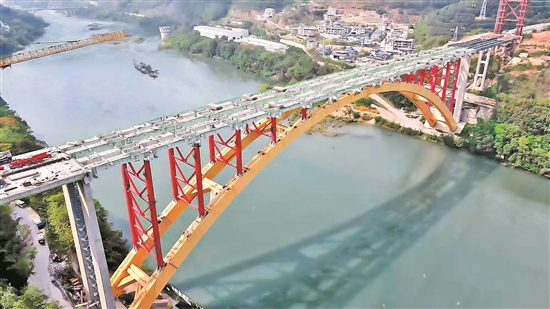 景海高速公路澜沧江特大桥完成钢梁吊装